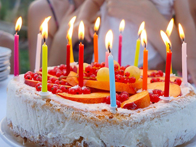 gâteau d'anniversaire avec des bougies