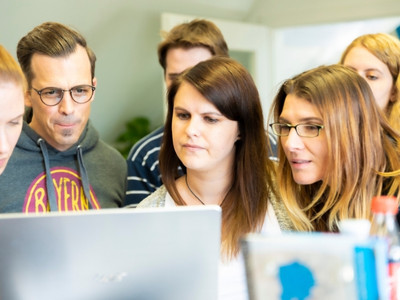 collègues dans un bureau devant un ordinateur